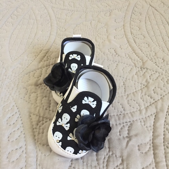 NWOT ADORABLE Infant Skull Rose Rhinestone Shoes - Picture 7 of 10